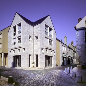 1990 - Meung-sur-Loire - Loiret (45). Construction de 26 logements P.L.A et 3 commerces.